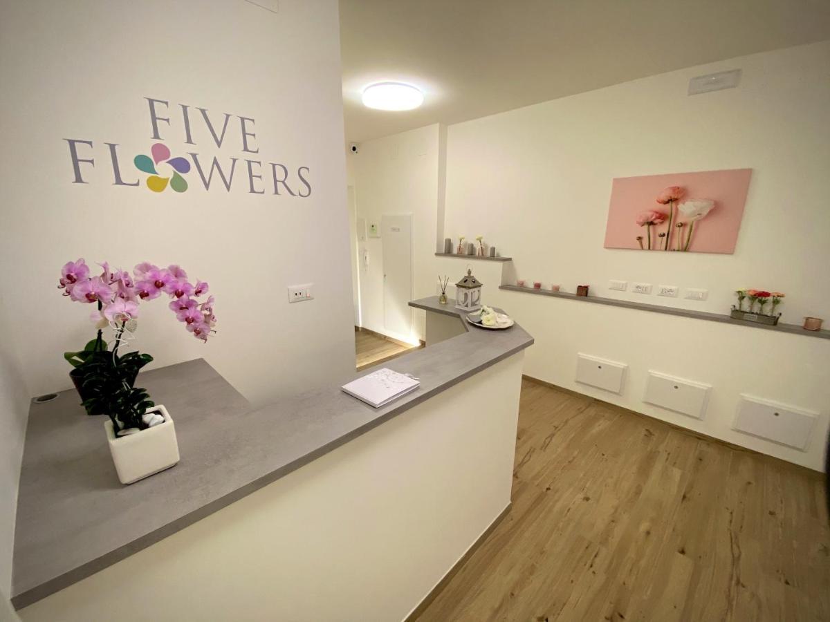 Five Flowers Guest House ตรีเอสเต ภายนอก รูปภาพ