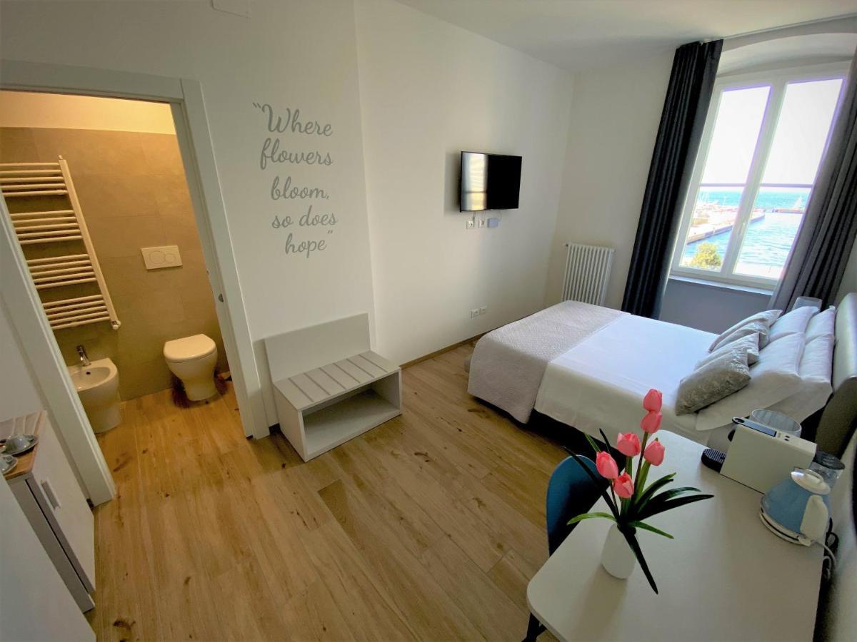 Five Flowers Guest House ตรีเอสเต ภายนอก รูปภาพ