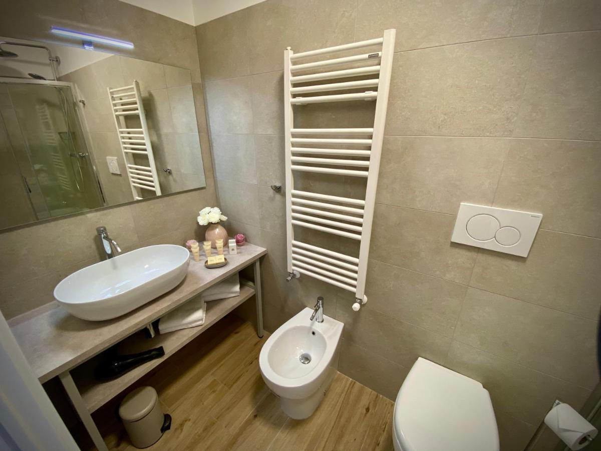 Five Flowers Guest House ตรีเอสเต ภายนอก รูปภาพ