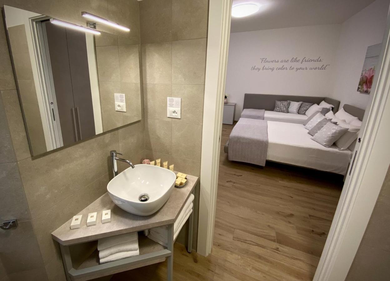 Five Flowers Guest House ตรีเอสเต ภายนอก รูปภาพ