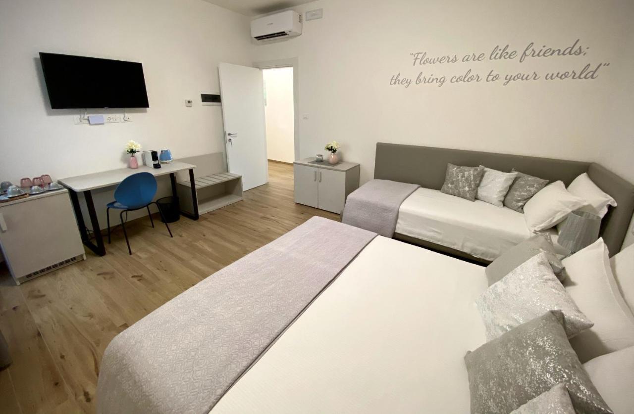 Five Flowers Guest House ตรีเอสเต ภายนอก รูปภาพ