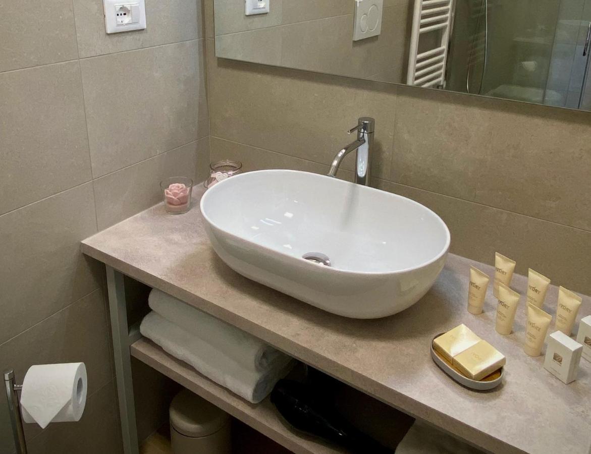 Five Flowers Guest House ตรีเอสเต ภายนอก รูปภาพ